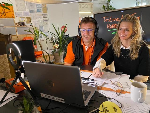 Günther Mathé und Angelika Stadlmayr führen ein Präsenz-Seminar online durch