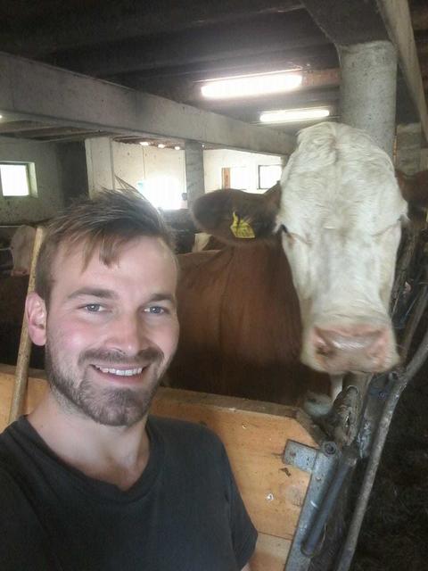 H. Gschanes bietet Milch im Kulmland über einen Automaten an.