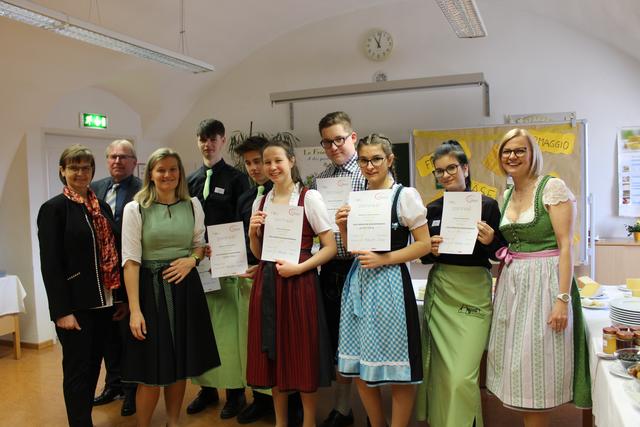 V.l.n.r.: Direktorin Maria Edlinger, Rudolf Macho, Eva-Maria Granegger, Marc Lukas, Benjamin Ferstl, Ursula Steinkellner, Sebastian Pregesbauer, Melanie Schatzko, Magdalena Hiess und Martina Pölzl-Zeilinger.