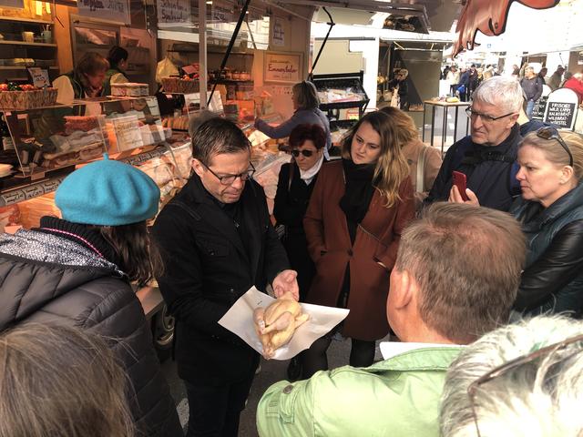 Andreas Gfrerer erklärt den Umgang mit den Lebensmitteln.