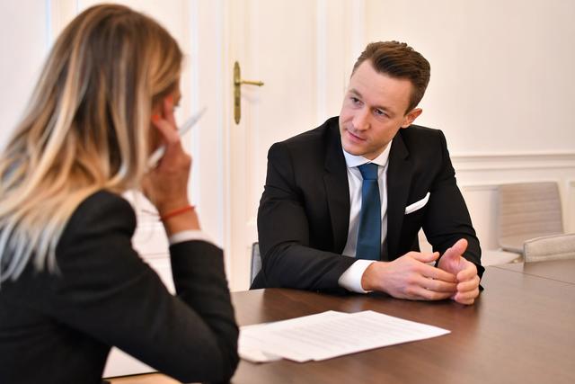 Finanzminister Gernot Blümel im Gespräch mit RMA-Chefredakteurin Maria Jelenko über die Hilfsfonds der Regierung für KMU, EPU, Härtefälle und Export-Unternehmen. Das Interview wurde telefonisch geführt.