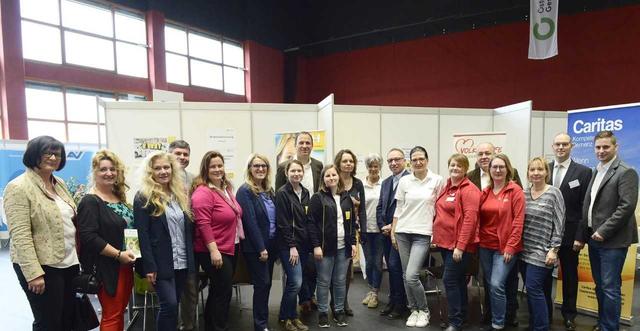 V.l.n.r.: Vizebgm. Andrea Wiesmüller, Obfrau Frau in der Wirtschaft Silvia Schaffer, Dir. BVAEB Ingrid Kaindl, SVS Abteilungsleiter Mag. Franz Ficzko, LT Abg. Silvia Moser, LRin Ulrike Königsberger-Ludwig, Franzisca Binder Hilfswerk, ÖGK Landesstellenausschuss und ÖGB NÖ Landes-GF Christian Farthofer, Lisa-Maria Feiertag Hilfswerk, ÖGK Leiterin Landesstelle NÖ Mag. Petra Zuser, Susanne Danner Volkshilfe, LT Abg. Josef Wiesinger, Marisa Berndl-Weber Volkshilfe, Marie-Therese Grimus Caritas, Herbert Kraus WK, Sabine Gintner Caritas, Claudia Rathmanner Caritas, ÖGK Leiter Kundenservice Zwettl David Pollak und NR Lukas Brandweiner.