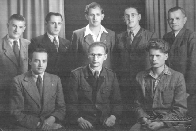 Die Bezirksleitung der KPÖ Wiener Neustadt im Jahr 1951: oben (von links): Karl Panzenböck, Josef Matzinger, Willi Halwax, Erich Sameck, Franz Pusterhofer, unten: Hans Kohn, Franz Leitner, Kurt Jäger