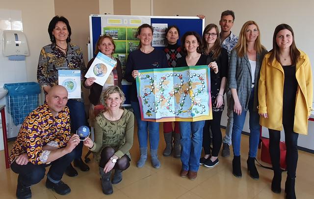 Die engagierten Klimabündnis-Pädagogen trafen sich in der NMS Mattersburg
Am Foto vorne links: Thomas Wackerlig (Künstler alias Klimaclown), Elke Sumper (Klimabündnis Österreich)
Von links nach rechts: Luise Feiler (VS Mörbisch), Karin Höllebrand (NMS Bad Erlach), Barbara Winkler (PH Burgenland), Maria Zögernitz (Klimabündnis Österreich), Judith Fenz (HTL Pinkafeld), Waltraud Huber (HLW Frohsdorf), Christoph Kuh (HTL Pinkafeld), Elke Sumper (Klimabündnis Österreich), Silke Teuschl (VS Forchtenstein), Anna Rotbuller (VS Leithaprodersdorf)