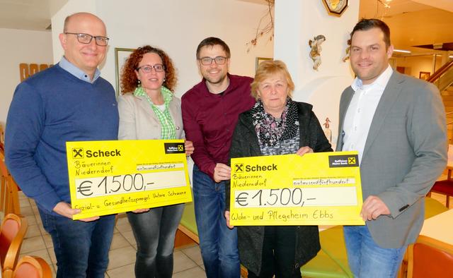 Sprengel-Obmann Franz Bittersam, Ortsbäuerin Stv. Christine Ehrensberger, Heimleiter Helmut Kronbichler, Ortsbäuerin Annemarie Praschberger und Sprengel-Geschäftsführer Alexander Ganster (v.l) bei der Spendenübergabe in Ebbs.