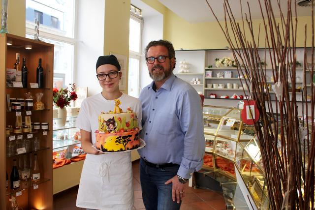 Lehrling Tanja mit Konditormeister Markus Frömmel.