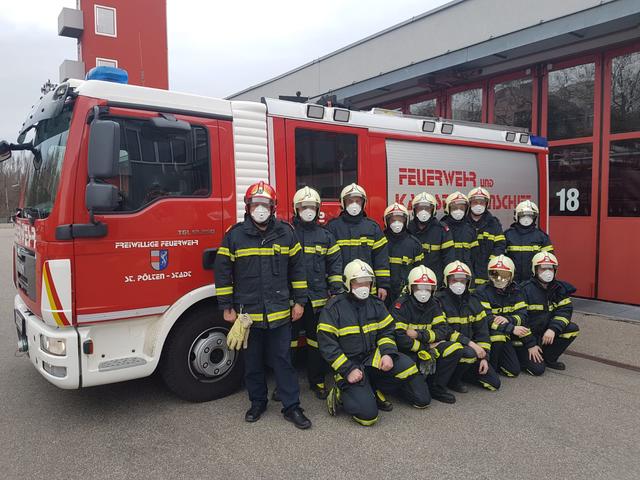 Die heutige Dienstmannschaft der FF St. Pölten-Stadt mit ihrem dienstführenden Offizier (roter Helm), Landesfeuerwehrkommandant Dietmar Fahrafellner.