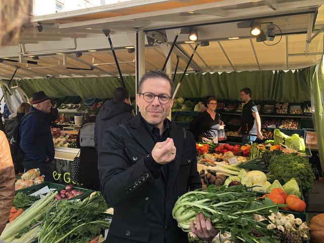 Andreas Gfrerer erklärt den Umgang mit den Lebensmitteln.