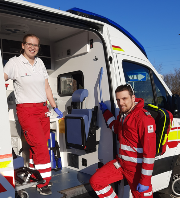 Magdalena Linhart, Rotes Kreuz: „Der Rettungsdienst ist auch in dieser Ausnahmelage in vollem Betrieb. Wir müssen uns und unsere Patienten vor Ansteckung schützen, hierfür sind wir ausgebildet und ausgestattet. Uns ist wirklich sehr geholfen, wenn sich alle an die Maßnahmen der Regierung halten, damit sich das Virus nicht so rasant wie in Italien ausbreitet. Und bitte blockieren Sie nicht die Notrufnummer 144 für Corona-Verdachtsfälle, dafür gibt es die 1450.“