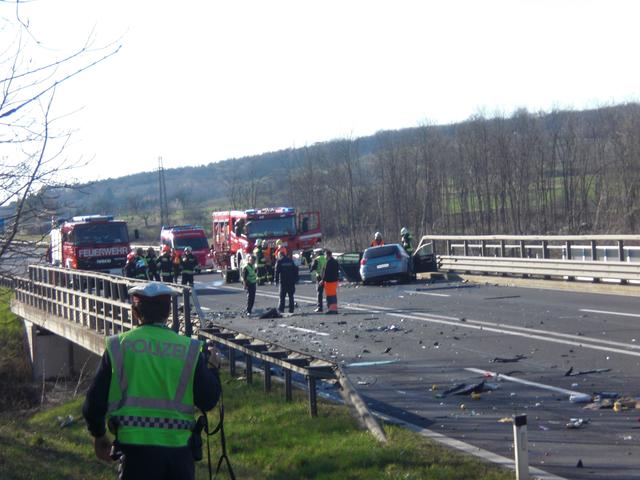 Der Frontalzusammenstoß zweier Fahrzeuge auf der S4 forderte ein Todesopfer