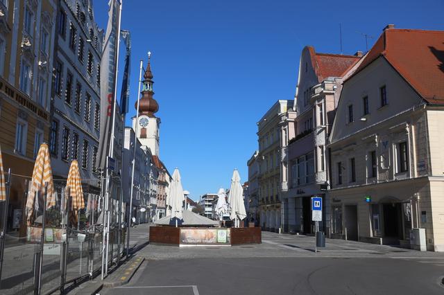 Ein menschenleerer Stadtplatz.