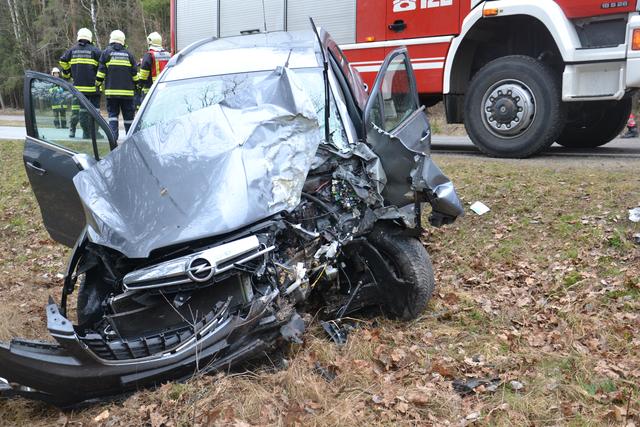 Die Frau musste von der FF Waldenstein aus dem Fahrzeug geborgen werden.
