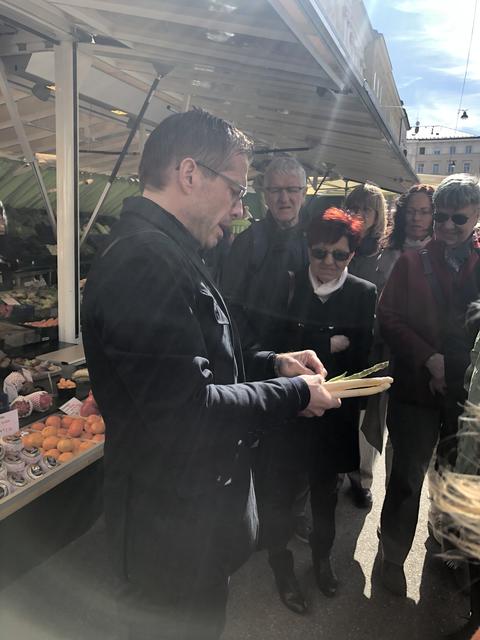 Andreas Gfrerer mit Spargel in der Hand.