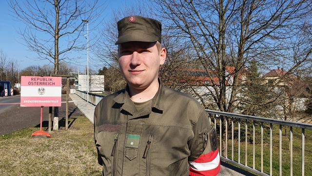 Gefreiter Eder, Österreichisches Bundesheer: "Ich leiste gerade meinen Grundwehrdienst beim Aufklärungs- und Artilleriebataillon 7 in Feldbach. Derzeit befinde ich mit im sicherheitspolizeilichen Assistenzeinsatz in Bad Radkersburg. Eigentlich wäre ich am 31.März abgerüstet und hätte dann wieder bei der Firma Resch in Glojach als Zerspannungstechniker zu arbeiten begonnen. Mit der Firma war ich schon in Kontakt und die haben Verständnis für die Situation. Durch die aktuelle Lage müssen wir alle flexibel agieren um der Bevölkerung Schutz und Hilfe bieten zu können."