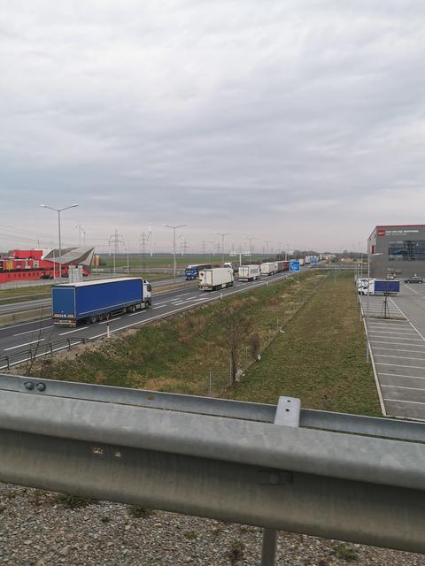 Bis Parndorf reichte der LKW-Stau Dienstag Nachmittag.
