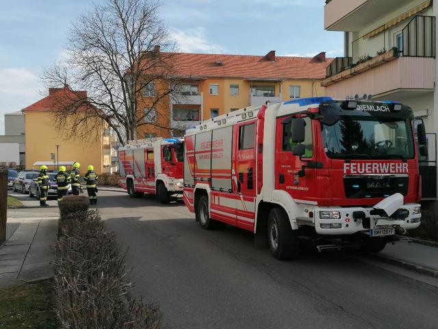 Feuerwehr löscht den Brand eines Einfamilienhauses in Kapfenberg.