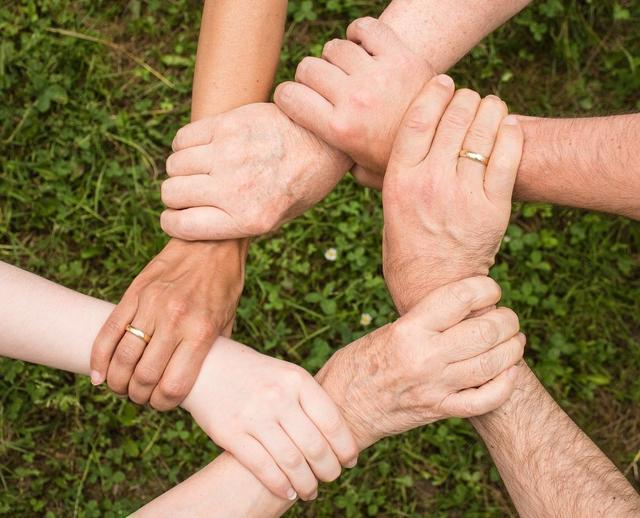 Zusammenhelfen ist gefragt. SGS und Jungbauern Telfs helfen den TelferInnen.