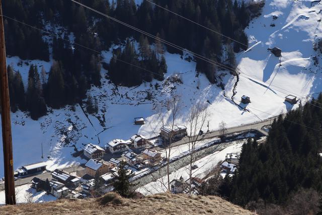 Blick von Langesthei auf den Ortsteil Sesselebene im Tal, seit Tagen nur mit vereinzeltem Verkehr. | Foto: Siegele