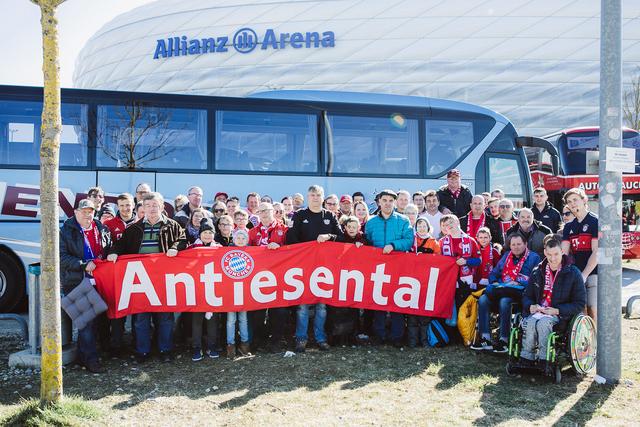 Der Fanclub Antiesental fuhr gemeinsam mit Beschäftigten der Lebenshilfe zu einem Fußballspiel.