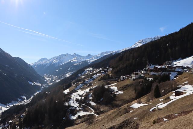 Auch wenn hier oben auch sonst nicht so viel wie in den Tourismusregionen los ist, merkt man bei einem Spaziergang: Es herrscht eine veränderte Stimmung und es sind nur vereinzelt Leute zu sehen.
Blick taleinwärts von Langesthei.