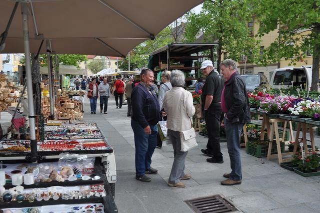 Am Markt werden bis auf Weiteres nur noch Lebensmittel verkauft.