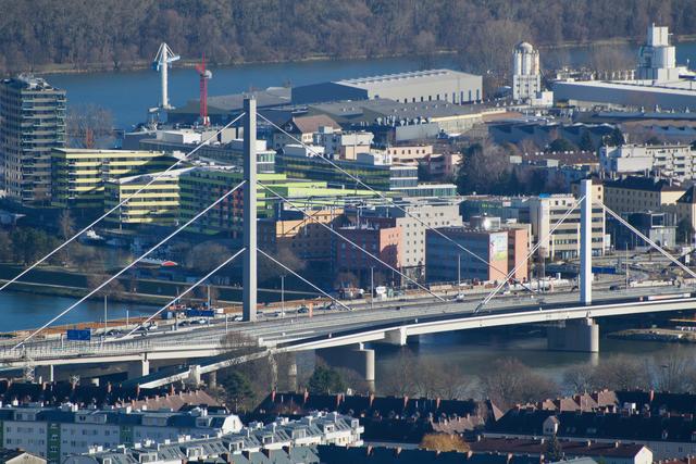 Wegen der Corona-Krise sind nun auch die Arbeiten bei den Linzer Brückenbaustellen auf unbestimmte Zeit eingestellt.