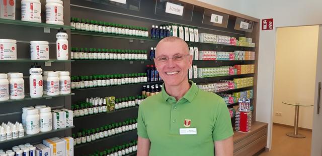 Norbert Feichtinger, Apotheke GreenCity: „Natürlich geht es derzeit etwas hektisch zu, aber wir tun unser Bestes, um die Versorgung aufrechtzuerhalten. Wir müssen die Anzahl der Personen in unseren Apotheken reduzieren, aber dafür zeigen unsere Kunden Verständnis. Die Zusammenarbeit mit den Ärzten funktioniert gut und wir haben unsere Lager aufgestockt, damit es zu keinen Engpässen kommt – für unsere Stammkunden und für chronisch kranke Menschen.“
