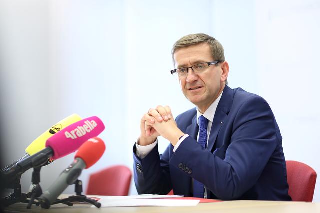 „Wir kämpfen nicht nur um jeden Betrieb, sondern auch um jeden Arbeitsplatz in Oberösterreich“, so Wirtschafts-Landesrat Markus Achleitner.
