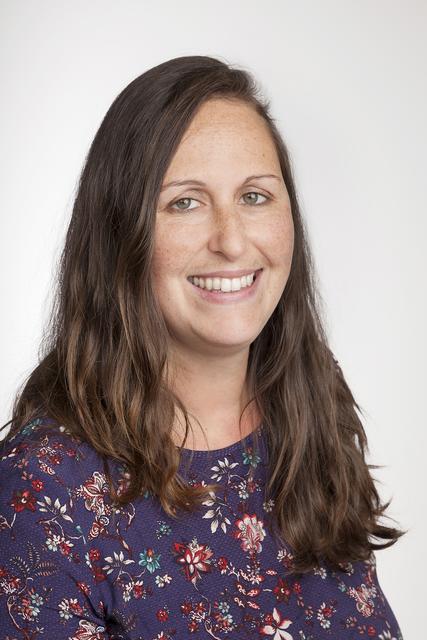 Birgit Javernik, Leiterin des Kindergartens Franz Josef Kai: „Die Situation stellt für meine Kolleginnen und mich eine große Herausforderung dar. Wir versuchen, den Kindern und Eltern so viel Normalität wie möglich zu bieten und spüren einen großen Zusammenhalt. Es ist wichtig, Ruhe zu bewahren und sich klar an die Richtlinien zu halten. ‚Bleibt bitte zu Hause‘ lautet unser Appell an alle, die beruflich nicht hinaus müssen. Großeltern sollen nicht die Betreuung übernehmen.“