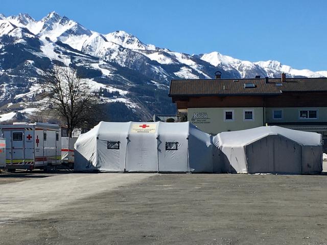 "Corona Drive In": Seit heute Dienstag werden am Parkplatz der Areitbahn in Zell am See/Schüttdorf Verdachtsfälle auf das Coronavirus getestet.