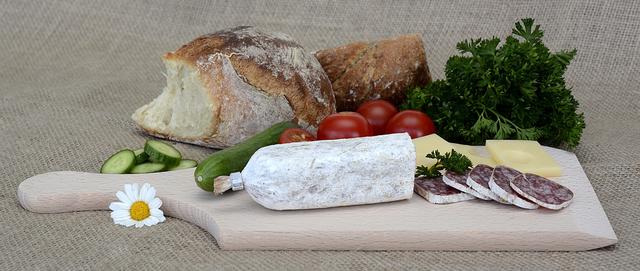 Auf den Bauernmarkt bekommt man Produkte wie Fleisch- und Wurstwaren, Käse oder Gemüse.