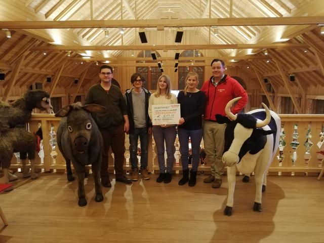Stefan Ivkovic, Anes Majstorovic, Cornelia Grubinger, Isabella Grubinger von der Handelsschule Neumarkt und Florian Müller von Gut Aiderbichl bei der Übergabe der Spende.
