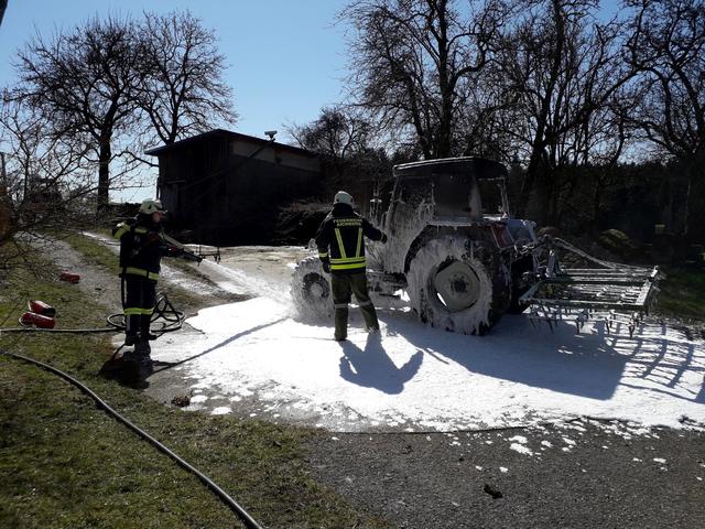 Bei dem Traktorbrand entstand ein hoher Schaden.