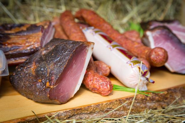Beim Buschenschank Kogelhohl gibt's für Schnapser schon Fleisch für die Osterjause.