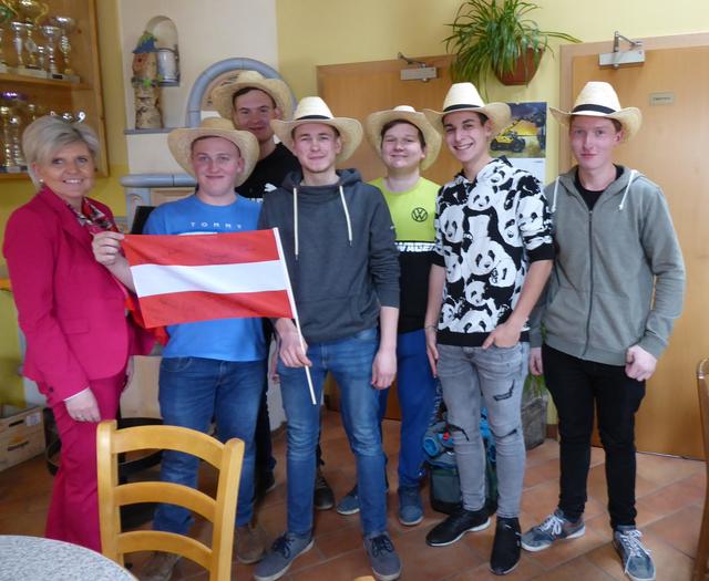 V.l.n.r.: Bürgermeisterin Silvia Riedl-Weixlbraun, Dominik Hirtl, Andreas Rabl, Reisinger Andre, Ohrfandl Roman, Steiger Florian und Kohl Simon.
Fehlend am Foto: Brenner Sebastian, Gutmann Manuel, Weber Tobias und Wiedl Bernhard.
