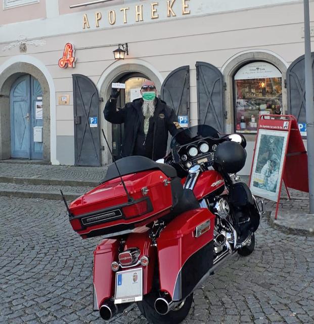 Michael Schulz, Mitinhaber der Apotheke in Obernberg, liefern Medikamente aus... manchmal auch mit seiner Harley.