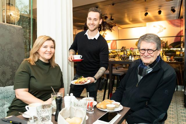 Gemütlicher Business-Morgen: Pascal Eferl (M.) servierte Ulrich Walder und Martina Maros-Goller (WOCHE) frische Köstlichkeiten.