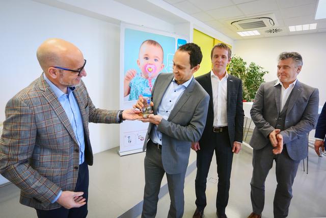 Schermann (l.) übergab Nuspl die Auszeichnung als "Lieferant des Jahres 2019".