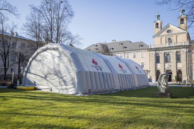 Das Covid-19-Spital im Uniklinikum Salzburg, das seit gestern Abend in Betrieb ist. In der vollen Ausbaustufe stehen 200 Betten sowie drei Intensivstationen zur Verfügung. Außerdem zwei OP-Säle.