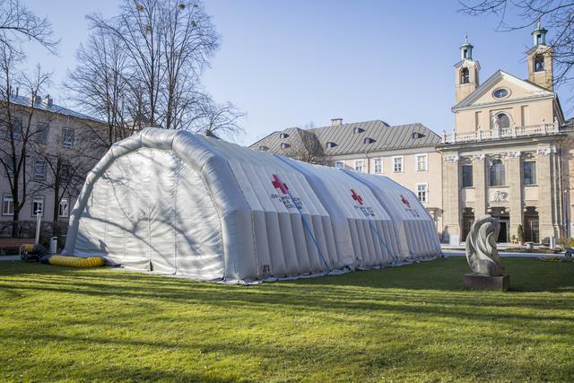 Das Covid-19-Spital im Uniklinikum Salzburg, das seit gestern Abend in Betrieb ist. In der vollen Ausbaustufe stehen 200 Betten sowie drei Intensivstationen zur Verfügung. Außerdem zwei OP-Säle. | Foto: Land Salzburg/Franz Neumayr/Leopold