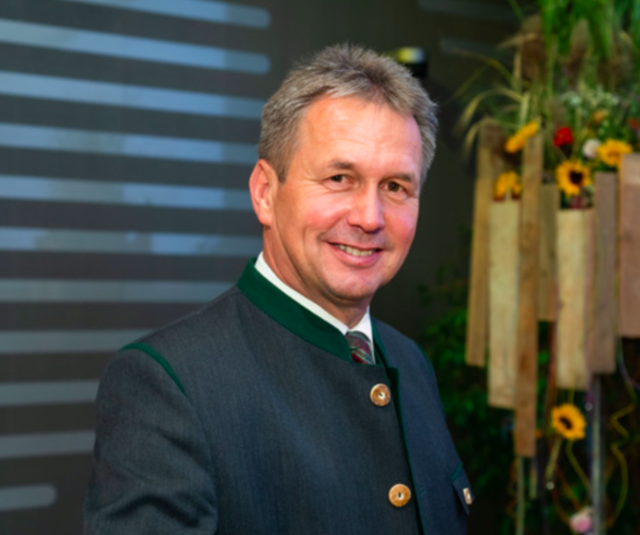 Landwirtschaftskammerpräsident Franz Titschenbacher informiert.