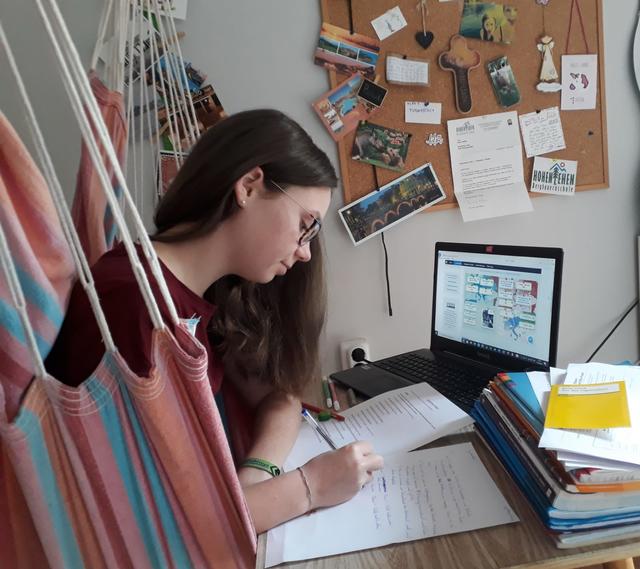 Mit selbst erstelltem Lehrplan boxt sich Anna Kainz durch den Schulstoff. Auf die Schule freut sie sich trotzdem.