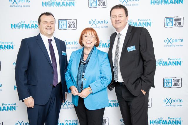 An der Spitze von Hofmann Personal: Regionalleiter Philipp Windisch mit Inhaberin Ingrid Hofmann und GF Österreich Helmut Herzog.