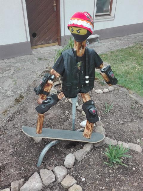Scheuche schützt beim Skateboarden die Saat!