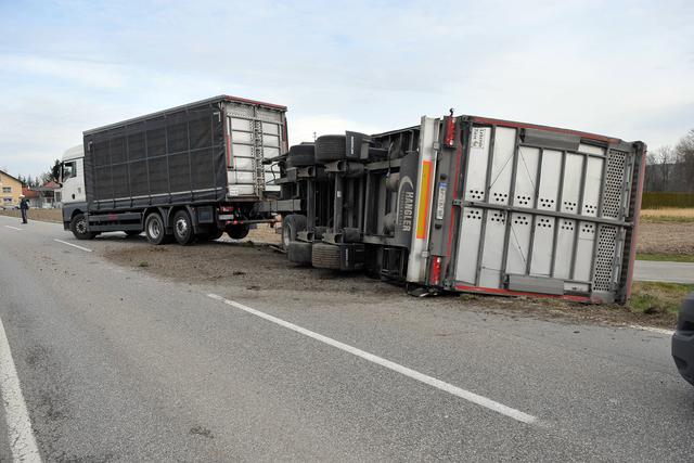 In einer Linkskurve kam der Lkw von der Fahrbahn ab.