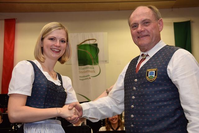 Taktstockübergabe von Fritz Pölzl an Nachfolgerin Christiane Pommer.