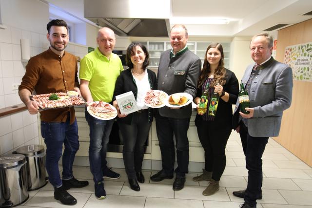 Prämiertes Osterfleisch wird zur Verkostung gereicht: Trummer, Gregorc, Strohmeier, Rauch, Hausleitner, Flucher.