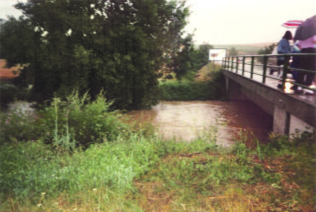 Der Wasserstand in Mistelbach erreichte fast die Brücke.