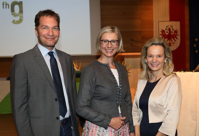 Stv. Schuldirektor Georg Razesberger, Amtsdirektorin Margit Führer der Landessanitätsdirektion und Schuldirektorin Waltraud Buchberger gratulieren auf diese Weise herzlich zum Abschluss.
