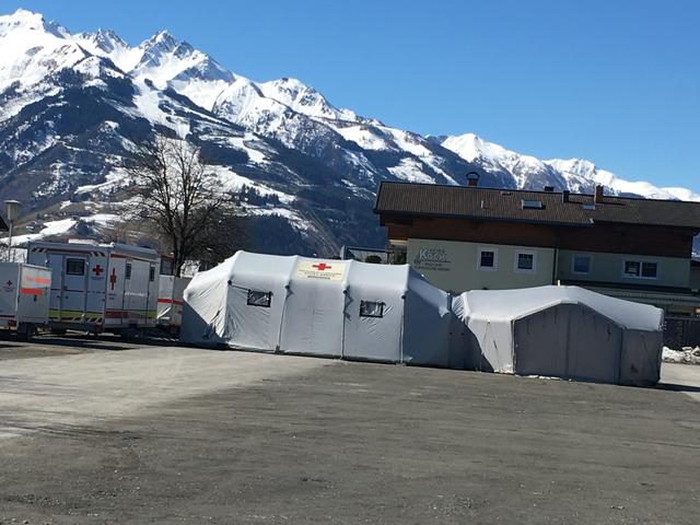 "Corona-Drive-In" des Roten Kreuz für Abstriche Corona Virus in Zell am See bei der Areithbahn.